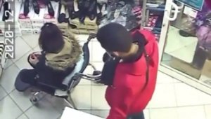 Tekerlekli sandalyeli 'cep telefonu' hırsızları