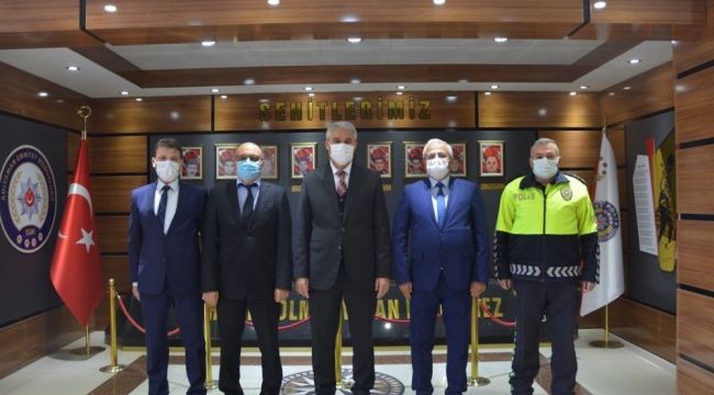 Terfi eden müdürlere plaket verildi