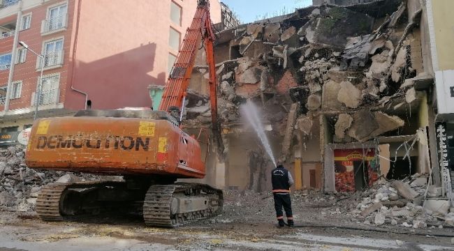 Tinercilerin mesken tuttuğu bina yıkıldı