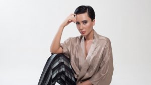 Tuğba Ünal, 'İzler Durur' şarkısı ile 2021'e hızlı bir giriş yaptı