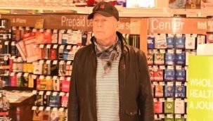 Ünlü aktör maske takmadığı için eczaneden kovuldu