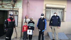 Uşak'ta ihtiyaç sahibi çocuklara tablet dağıtıldı