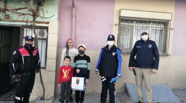 Uşak'ta ihtiyaç sahibi çocuklara tablet dağıtıldı