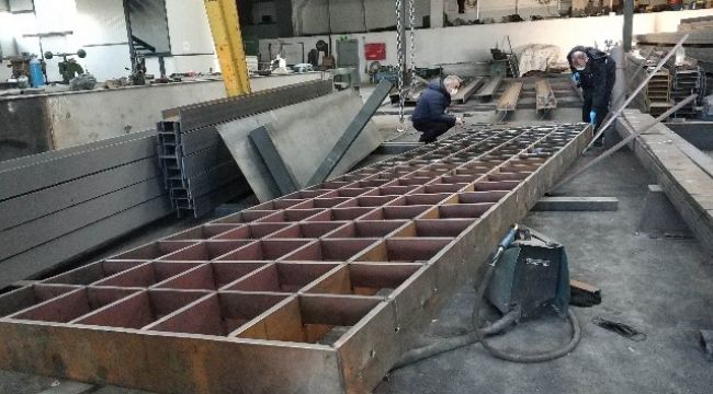 Üzerine 2 ton platform ızgara düştü, ağır yaralandı