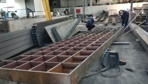 Üzerine 2 ton platform ızgara düştü, ağır yaralandı