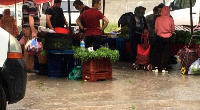 Yağmura yakalanan pazarcılardan yetkililere çağrı