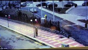 Yaşlı adamın bayrak hassasiyeti