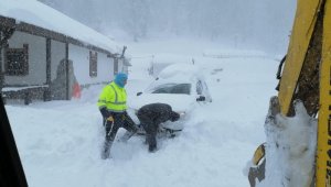 Yaylada mahsur kalan doktor ve ailesi kurtarıldı