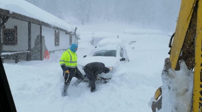 Yaylada mahsur kalan doktor ve ailesi kurtarıldı