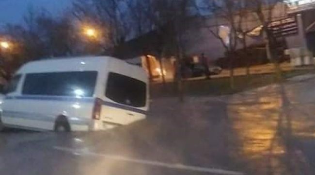 Yol çöktü minibüs içine düştü! 