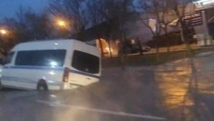 Yol çöktü minibüs içine düştü! 