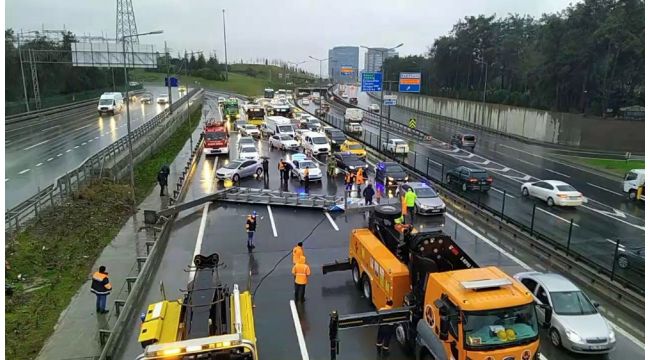 Yön tabelası yola devrildi, yoğun trafik oluştu