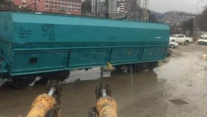 Yük treni raydan yola çıktı