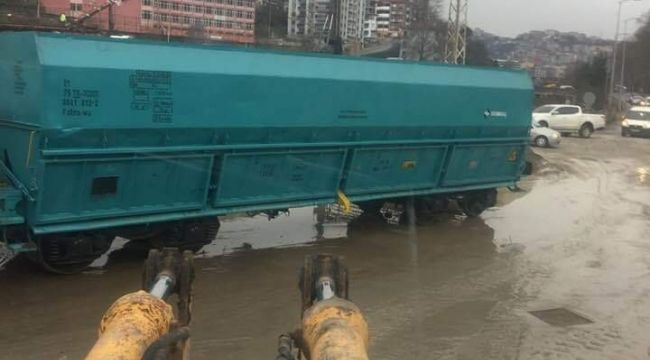 Yük treni raydan yola çıktı