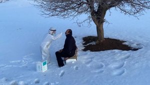 2 bin 400 metrelik zirvede aşı çalışması