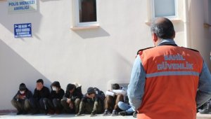 32 kaçak göçmen saklandıkları seralarda polise yakalandı