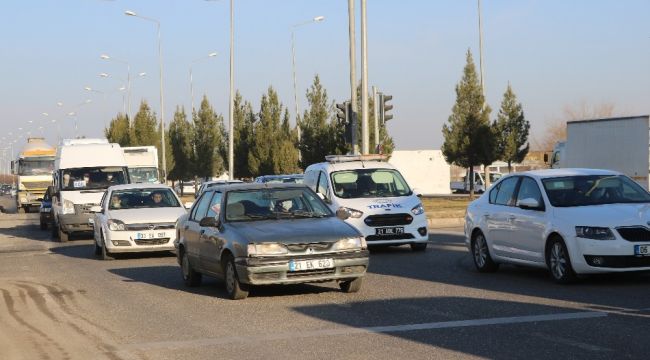 56 saatlik kısıtlama bitti, Diyarbakır'da trafik yoğunluğu başladı