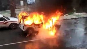 Alevlere teslim olan araç 3 dakikada küle döndü