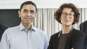 Almanya'dan Covid-19 aşısını geliştiren Şahin ve Türeci'ye liyakat nişanı