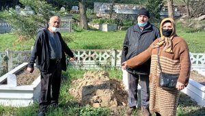 Annesinin mezarını yerinde bulamayınca şok oldu