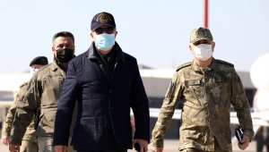 Bakan Akar ve komutanlar sınır hattında