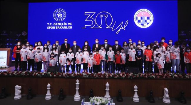 Bakan Kasapoğlu, Satranç Federasyonu ile bir araya geldi