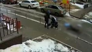 Balkondan bakan kişi, 5 aylık bebeğin üzerine düştü