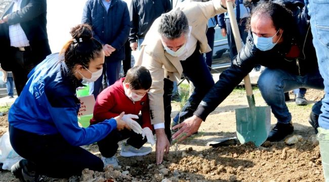 Başkan Sandal, çocuklar ve sporcularla fidan dikti