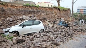Bayraklı'da istinat duvarı çöktü, 4 araç altında kaldı