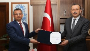 BEÜ Öğretim Üyesi Prof. Dr. Aydın'a 'en iyi bilimsel makale' ödülü