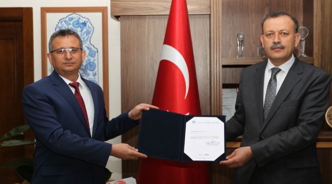 BEÜ Öğretim Üyesi Prof. Dr. Aydın'a 'en iyi bilimsel makale' ödülü