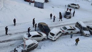 Bursa'da yollar buz pistine döndü, peş peşe kazalar yaşandı