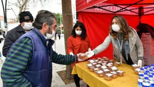 Çiğli Belediyesinden kandil simidi ve sıcak çorba ikramı