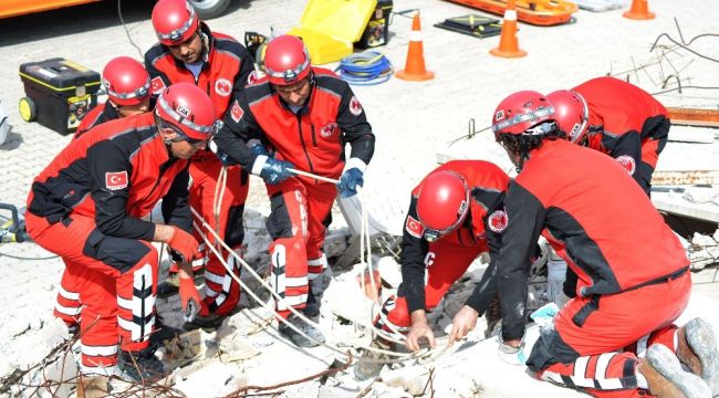 Çiğli'de mahalle arama ve kurtarma ekipleri kuruluyor