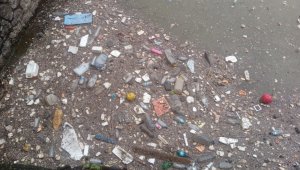 Deniz atılan plastik atıklar fırtınayla limana vurdu