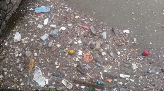 Deniz atılan plastik atıklar fırtınayla limana vurdu