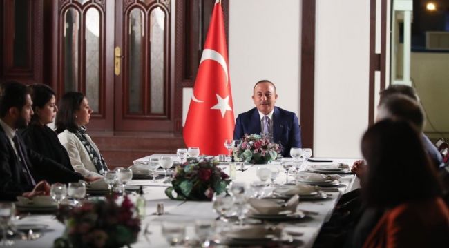 Dışişleri Bakanı Çavuşoğlu, Umman'da Türk vatandaşları ile bir araya geldi
