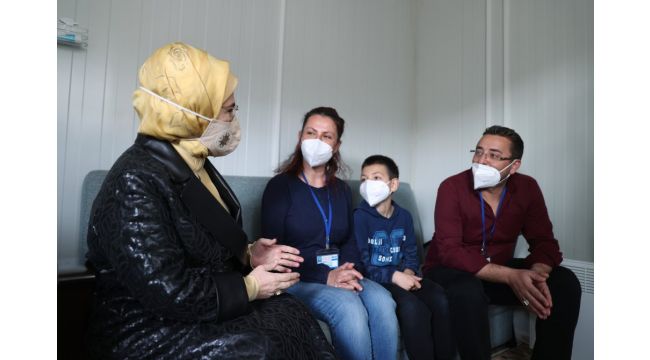 Emine Erdoğan, İzmirli depremzedeleri ziyaret etti