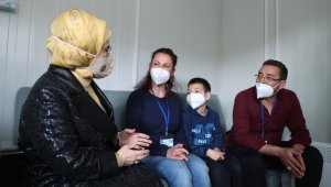Emine Erdoğan, İzmirli depremzedeleri ziyaret etti