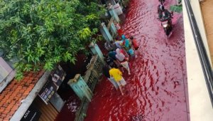 Endonezya'da sel suları boya ile karıştı, sokaklar kırmızıya büründü