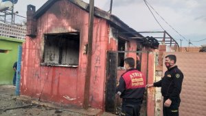 Evini ateşe verip kaçtı