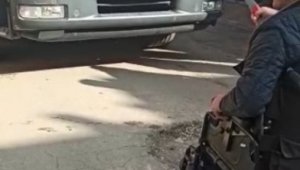 Evini yaktı, söndürmek isteyen itfaiye ekiplerine bıçakla direndi