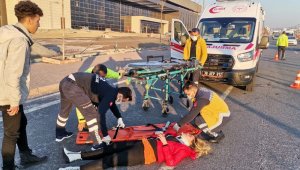 Genç kız hareket halindeki araçtan atladı