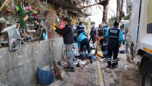 Geri dönüşüm için topladıklarına belediye 'çöp ev' diyerek el koydu