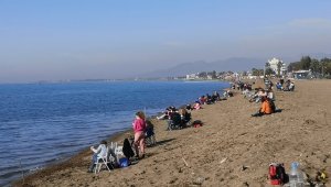 Havalar ısındı, İzmir'de plaj ve parklar doldu