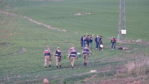 Hırsızlık için çıktığı elektrik direğinde akıma kapılarak öldü