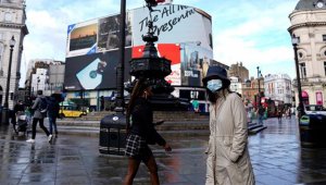 İngiltere'de son 24 saatte Covid-19'a bağlı 915 can kaybı