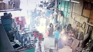 İşçinin ölümüne sebep olan yağ varilinin patlama anı kamerada