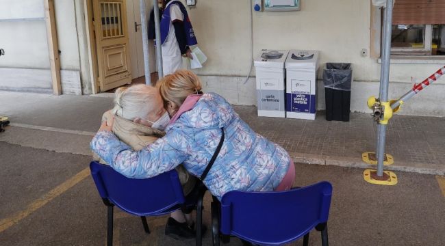 İtalya'da son 24 saatte Covid-19'a bağlı 422 can kaybı