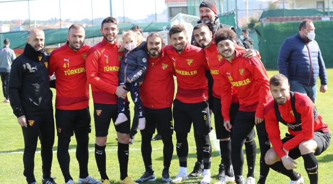 İzmir depreminin sembolü Ayda, Göztepe antrenmanında